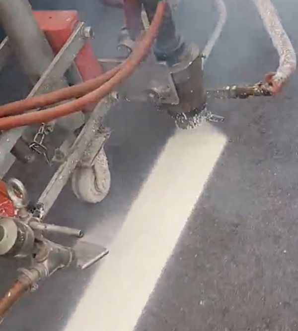 automatic driving type thermoplastic spraying road marking machine working photo