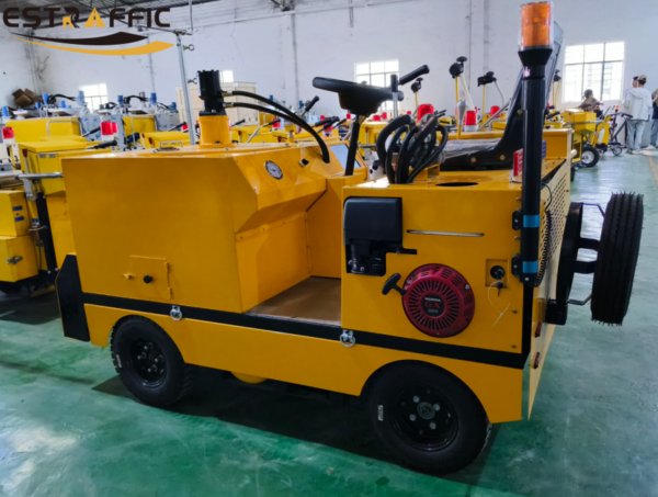ES-2000 ride-on road marking machine (2)